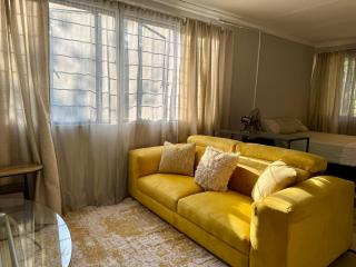 Cozy Garden Cottage - 0