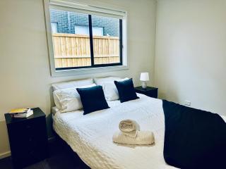 Spacious- 4-bedroom house near Airport - 4