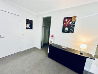 Spacious- 4-bedroom house near Airport - 6