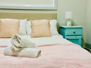 Spacious- 4-bedroom house near Airport - 7