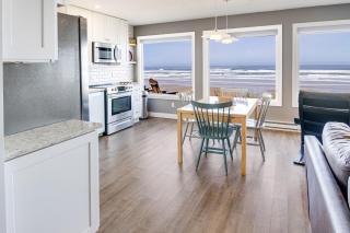 Ocean Front with Beautiful Views! The Beach House-Seal Rock - 3