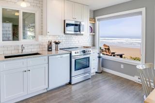 Ocean Front with Beautiful Views! The Beach House-Seal Rock - 1