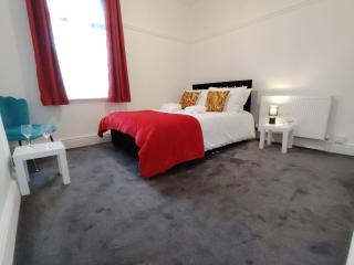 Lucky Home 7 - Ideal for Trade & Family - 2 Bedrooms - 2 Beds - Max 4 Guests - Close to BAE, Docks, Lake District, Beaches - 9