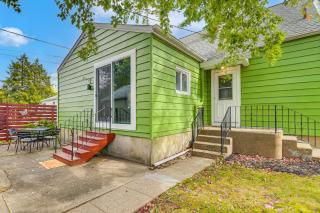 1 Mi to Dtwn Burlington Modern Home with Yard! - 7