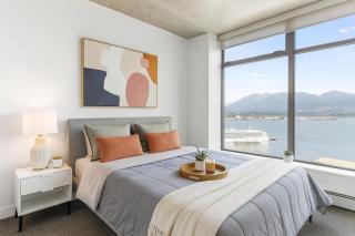 Elegant 2-Bedroom Apartment Close to Seawall and Shopping - 5