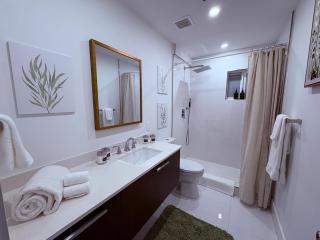 Guitar House Poker Lounge Steps from Hard Rock - 7