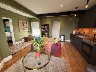 Globe Apartments - 6