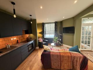 Globe Apartments - 3