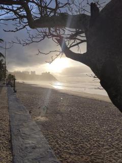 1E - Pe na Areia da Praia do Tombo, 3 Quartos, Ar Cond, 2 WC, 1 vaga e Roupas de Cama - 2