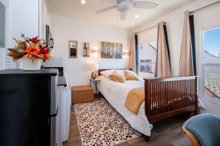 Remodeled Chick Studio Near Downtown LA, AC, WiFI, WD, Snack - 0