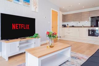 Spacious 2BR with Sea View, Zip Beds, Free Parking and FAST Wi-Fi - 8