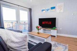 Spacious 2BR with Sea View, Zip Beds, Free Parking and FAST Wi-Fi - 0