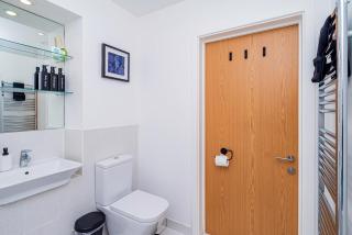 Spacious 2BR with Sea View, Zip Beds, Free Parking and FAST Wi-Fi - 1