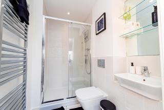 Spacious 2BR with Sea View, Zip Beds, Free Parking and FAST Wi-Fi - 4