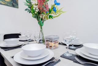 Spacious 2BR with Sea View, Zip Beds, Free Parking and FAST Wi-Fi - 1