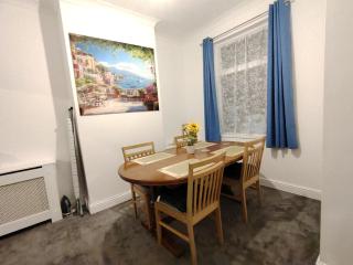 Lucky Home 7 - Ideal for Trade & Family - 2 Bedrooms - 2 Beds - Max 4 Guests - Close to BAE, Docks, Lake District, Beaches - 6