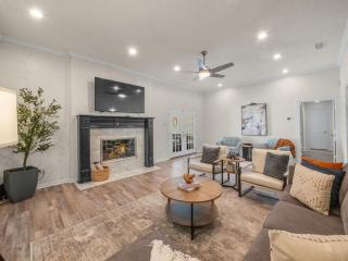 Westminster Retreat 2 King Bed, Pool, Game Room - 4