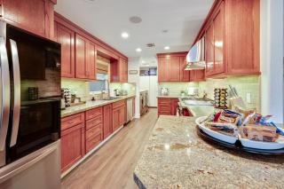 CUTE HOME 7 BLOCKS TO BEACH . XBOX . BIKES . PETS - 1