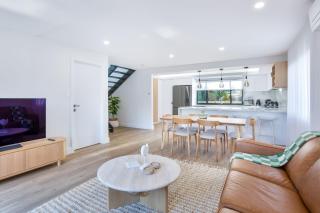 Coastal Comfort on Hedges Ave by Housemark Escapes - 4