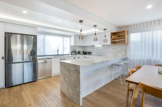 Coastal Comfort on Hedges Ave by Housemark Escapes - 1