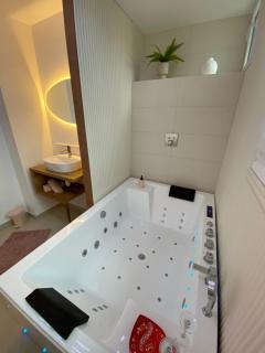 Cocon Diamant Romantique - Jacuzzi & Sauna Privatifs-Hyper-Centre - 7