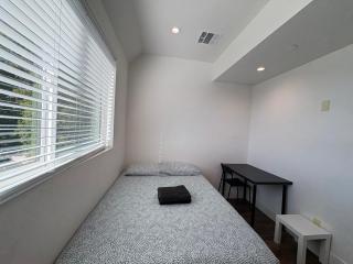 Blue Hostel Walk to BMO Stadium and USC - 7