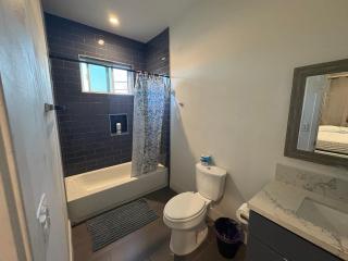 Blue Central Stay Near USC, BMO Stadium & Downtown LA - 4