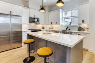 6 Mi to NRG Stadium! Modern Unit with Yard - 3