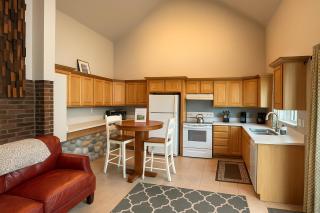 Lakefront Bungalow! 35 Miles To Mt Rainier! - 9