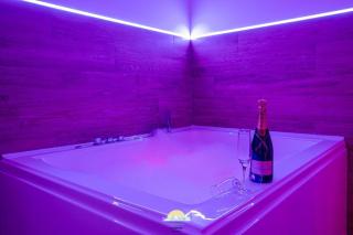 Jacuzzi - Il Centro Luxury Suites - 6