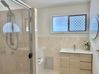 Welcome to your leafy retreat in Graceville! - 6