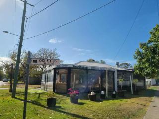 Welcome to your leafy retreat in Graceville! - 3