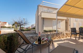 1 Bedroom Awesome Apartment In Petrcane - 3