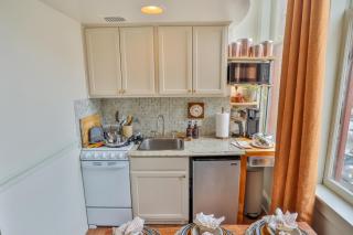 Riverwalk Gem-Stylish Downtown Escape with Views - 9