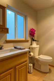 Lakefront Bungalow! 35 Miles To Mt Rainier! - 4