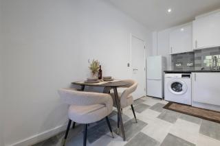 Designer 1BR I Work-From-Home Ready I Fast Wi-Fi - 2