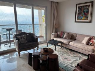 Uptown luxury apartment in a premium condominium complex - 0