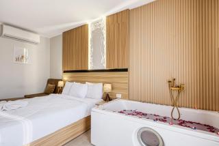 Taj Pyramids View Hotel & Suites - 1