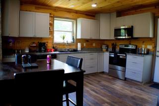 Beautiful 4 bedroom located in Gatlinburg with free tickets to multiple local attractions Views! - 2