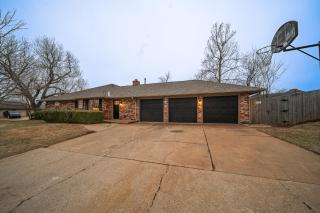 Luxury 4br Okc Retreat W Hot Tub & Pool Table - 4