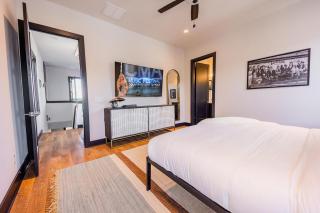 Heart of Gulch - 4 Min to Broadway - Designer Home - 5