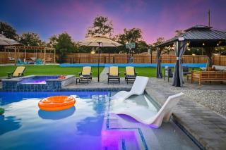 LuxPoolPickleballGolfSleeps205Min to Main - 1