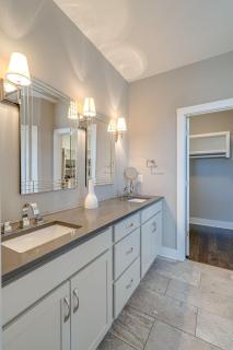 CULTURED COACH - MUSIC ROW - MINS TO DOWNTOWN - 5