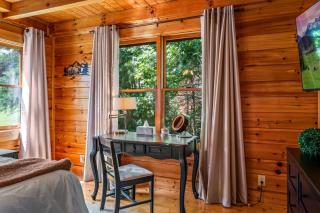 Little Bear Getaway, Hot Tub, Fire Pit, Views - 3