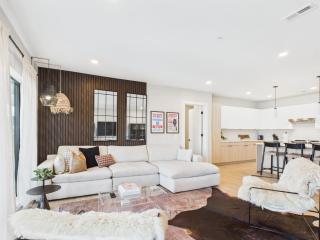 Hyve - Mahogany - Walk to Broadway - 5