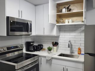 Comfortable Two Bed Basement With Free WiFi, Laundry and Private Entry - 8