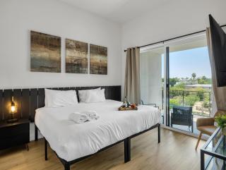 Thunderbird - 4 Units - Jacuzzi - In Old Town - 4