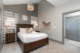 Gray Pearl- Single-Family Home -4 mins to Broadway - 7