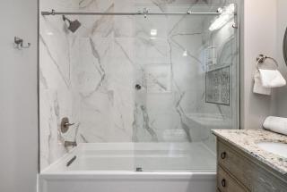 Gray Pearl- Single-Family Home -4 mins to Broadway - 4