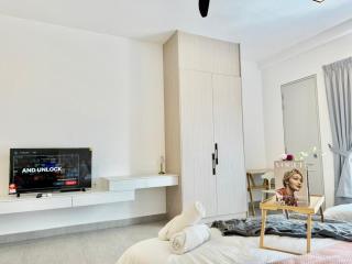 RD 1-6PAX Sunsuria Studio Setia alam home Wi-Fi TV - 2